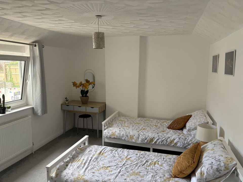 2 Bed-Sleeps 4-Sea View-Pet Friendly-Parking Apartment in Wales