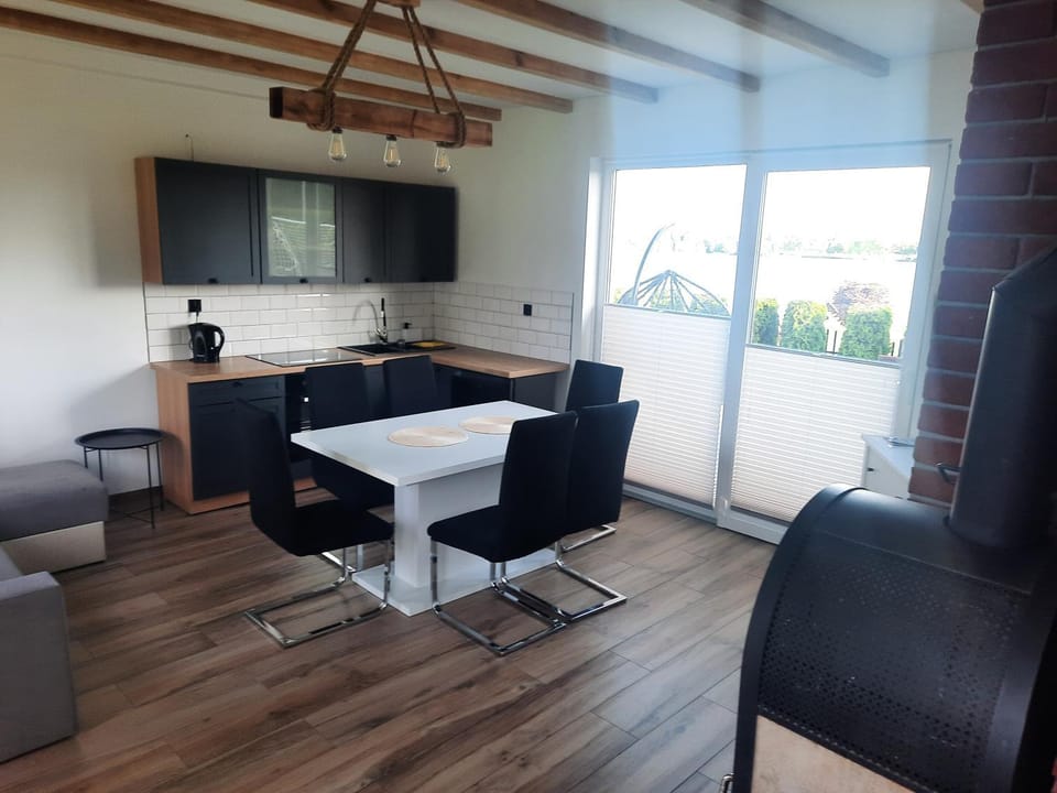 TV and multimedia, Kitchen or kitchenette, Living room, Seating area, Dining area