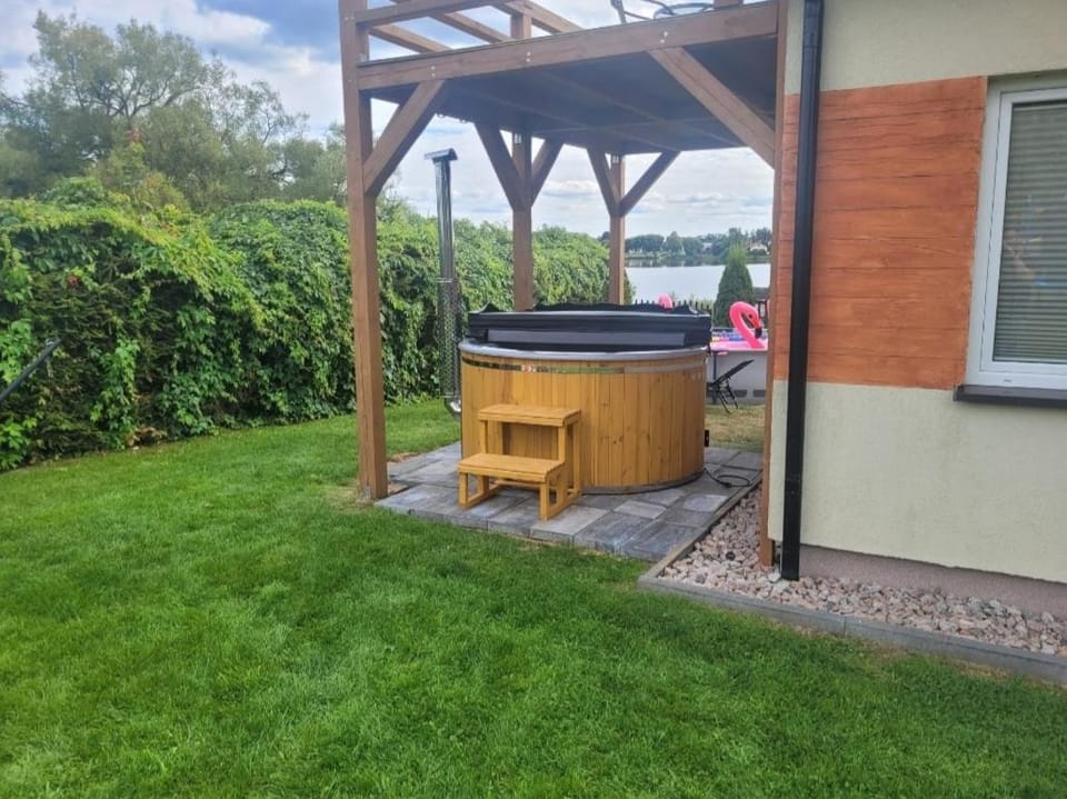 Przy jeziorze - domek na Kaszubach z balią House in Pomeranian Voivodeship