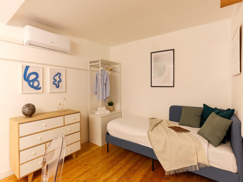 Seating area, air conditioner