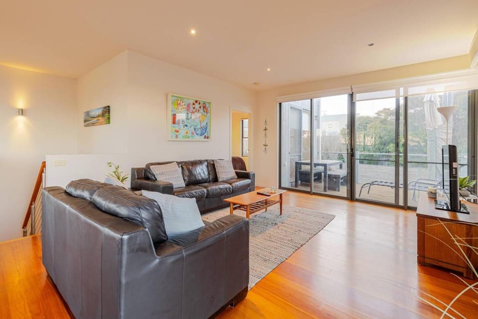 Two Story, Torquay Holiday Home with Large Balcony House in Torquay