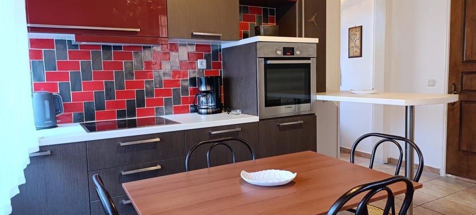 Coffee/tea facilities, oven, stove