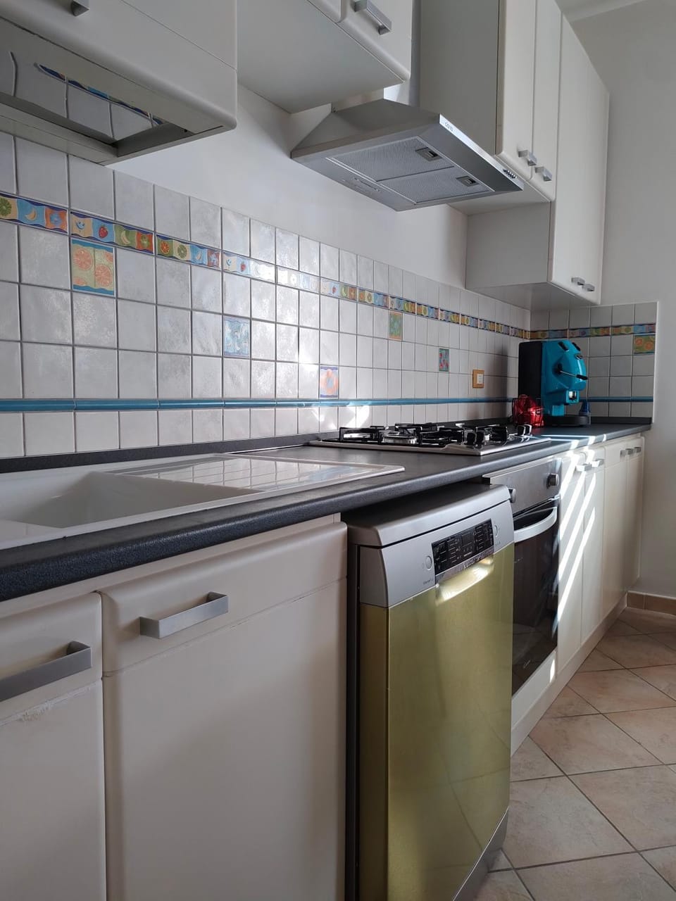 Coffee/tea facilities, Kitchen or kitchenette, dishwasher, oven, stove
