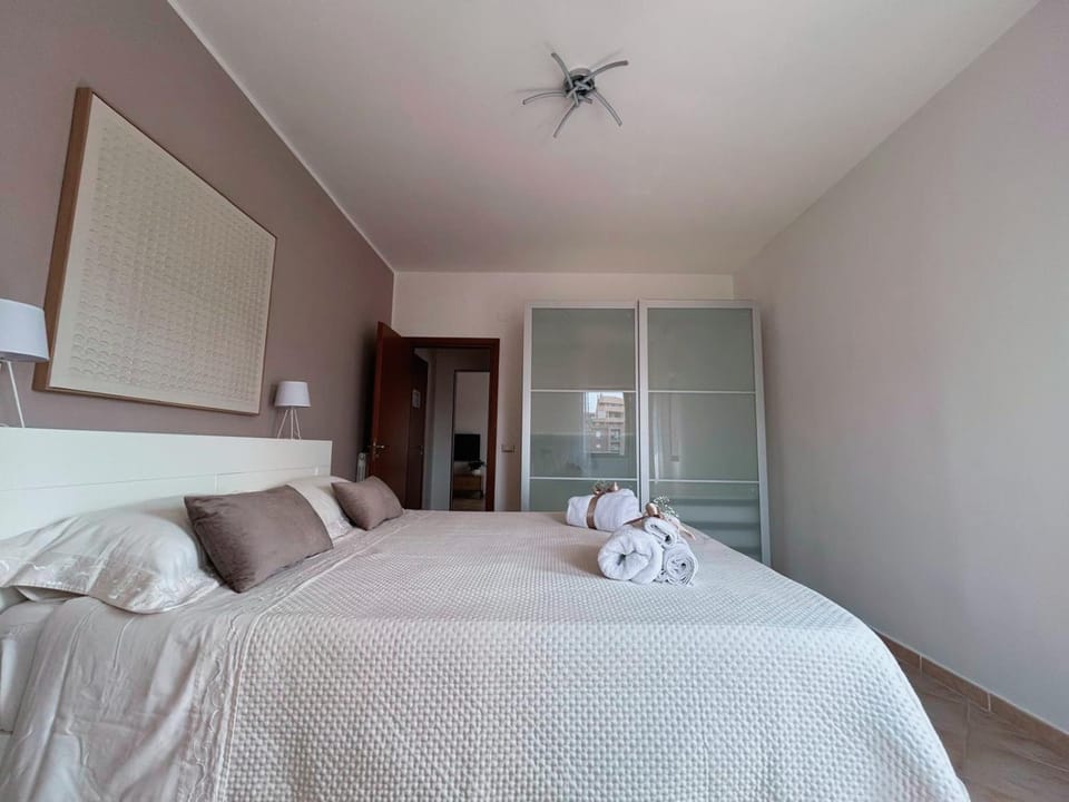 Bed, Photo of the whole room, Bedroom, towels, wardrobe