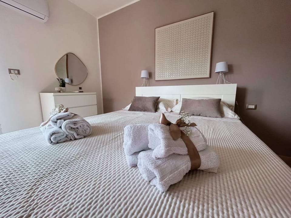 Bed, Photo of the whole room, Bedroom, towels