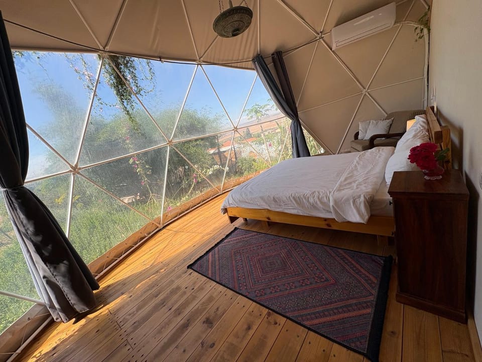 Property building, Bed, Photo of the whole room, Bedroom, Inner courtyard view