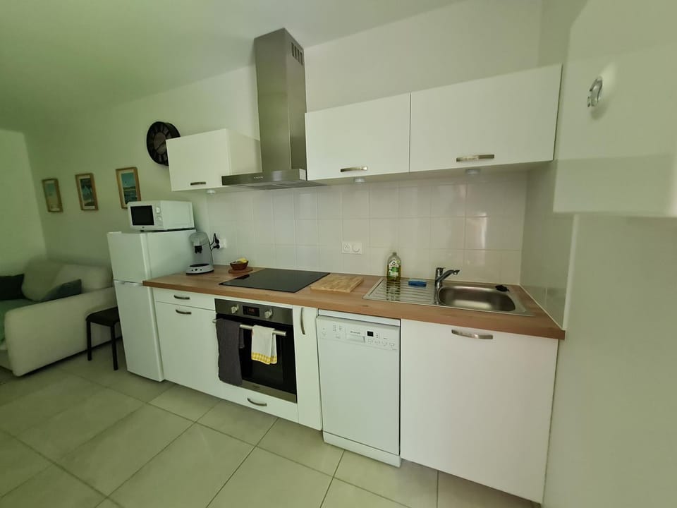 Kitchen or kitchenette, dishwasher, oven, stove