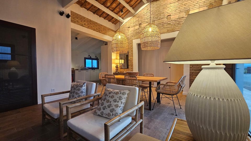 TV and multimedia, Living room, Seating area, Dining area