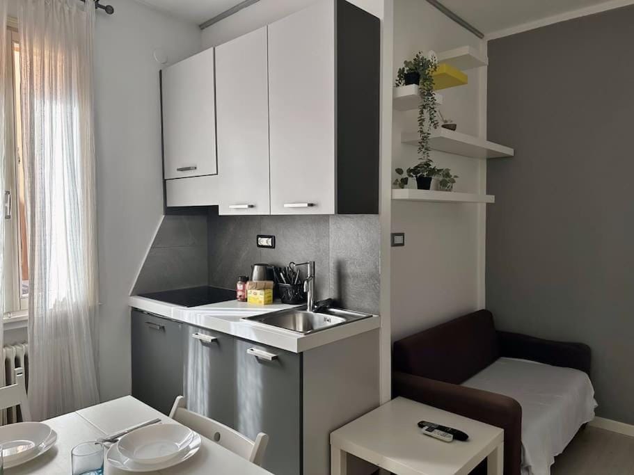 Kitchen or kitchenette, Living room, Seating area, Dining area, stove