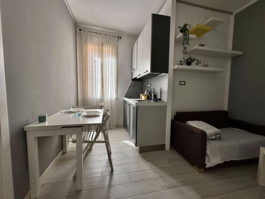 Kitchen or kitchenette, Living room, Seating area, Dining area, stove