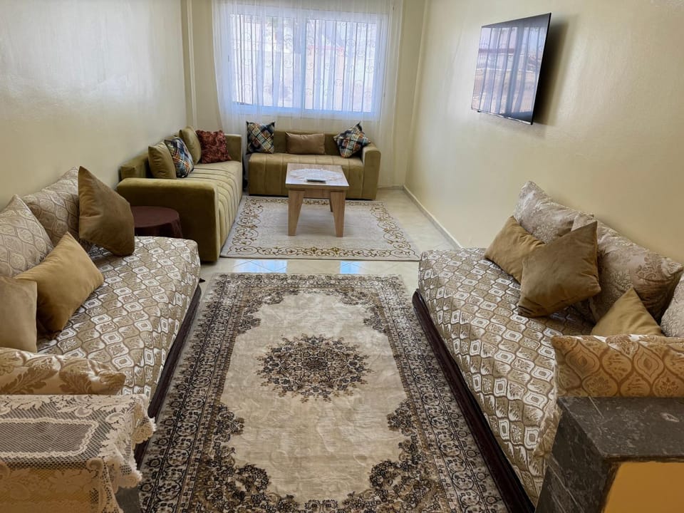 TV and multimedia, Living room, Seating area, Evening entertainment