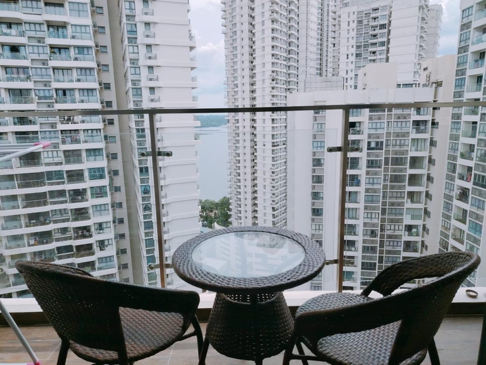 Day, View (from property/room), Balcony/Terrace, Dining area, City view