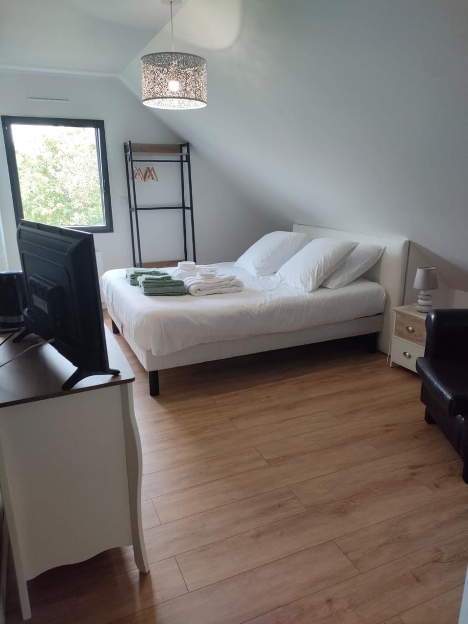 Bed, TV and multimedia, Photo of the whole room, Bedroom