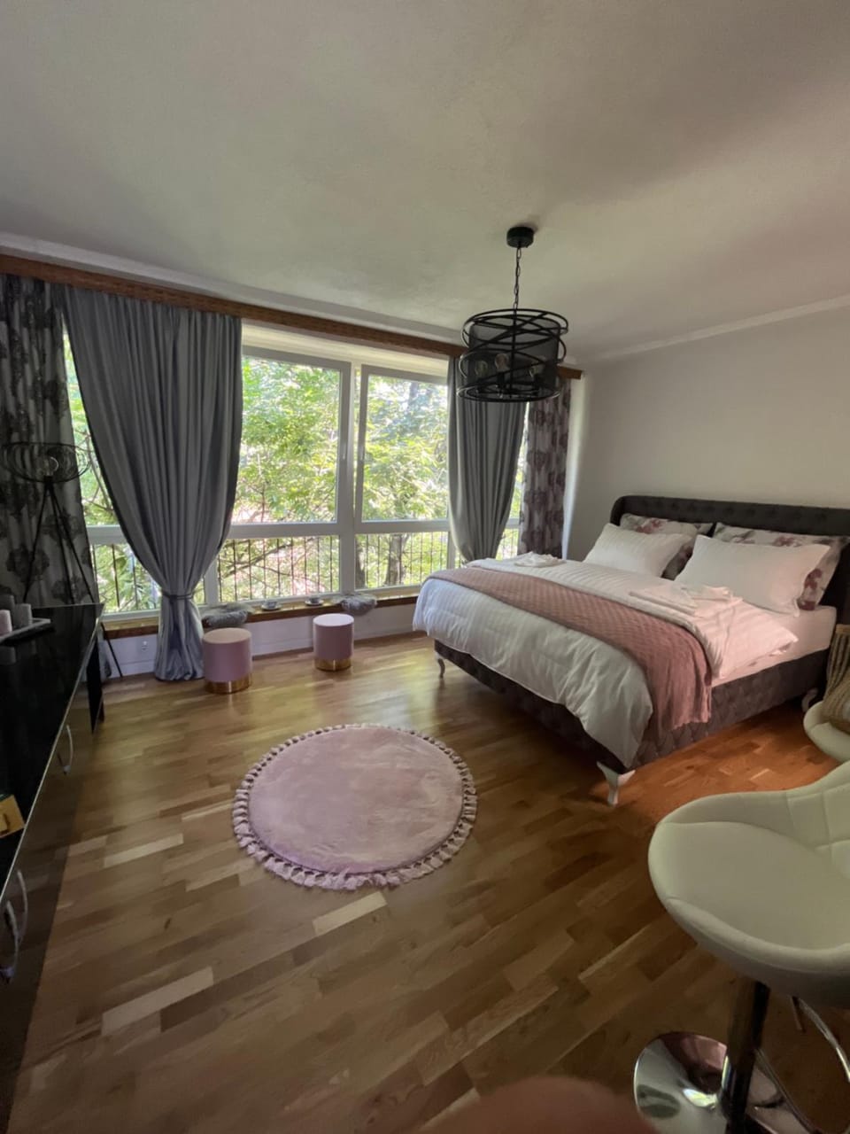 Bed, Living room, Seating area, Bedroom
