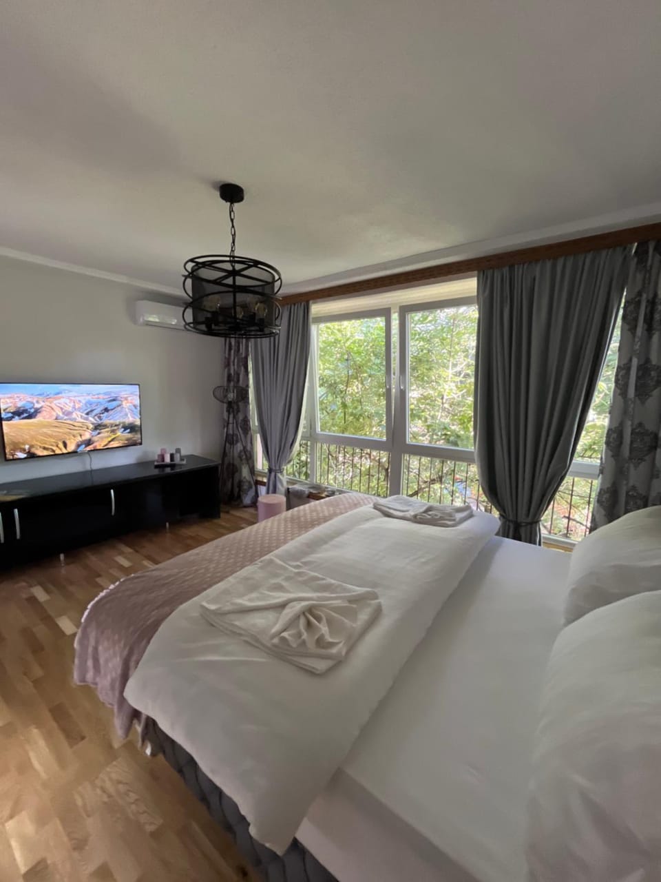 Bed, TV and multimedia, Bedroom