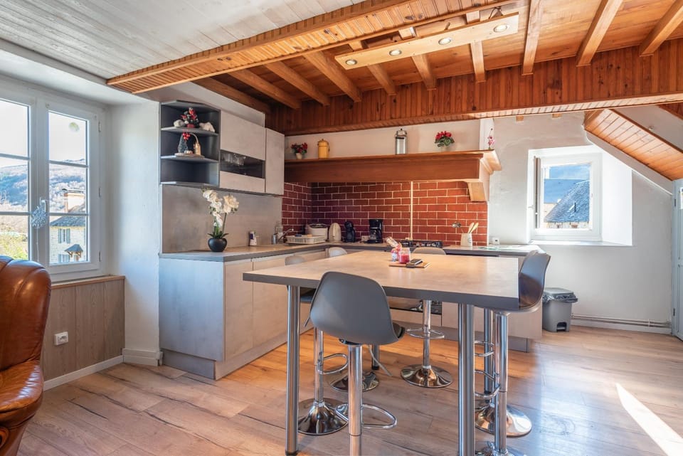 Property building, Kitchen or kitchenette, Living room