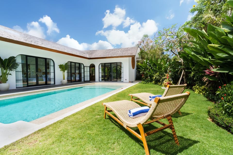 Property building, Swimming pool, sunbed