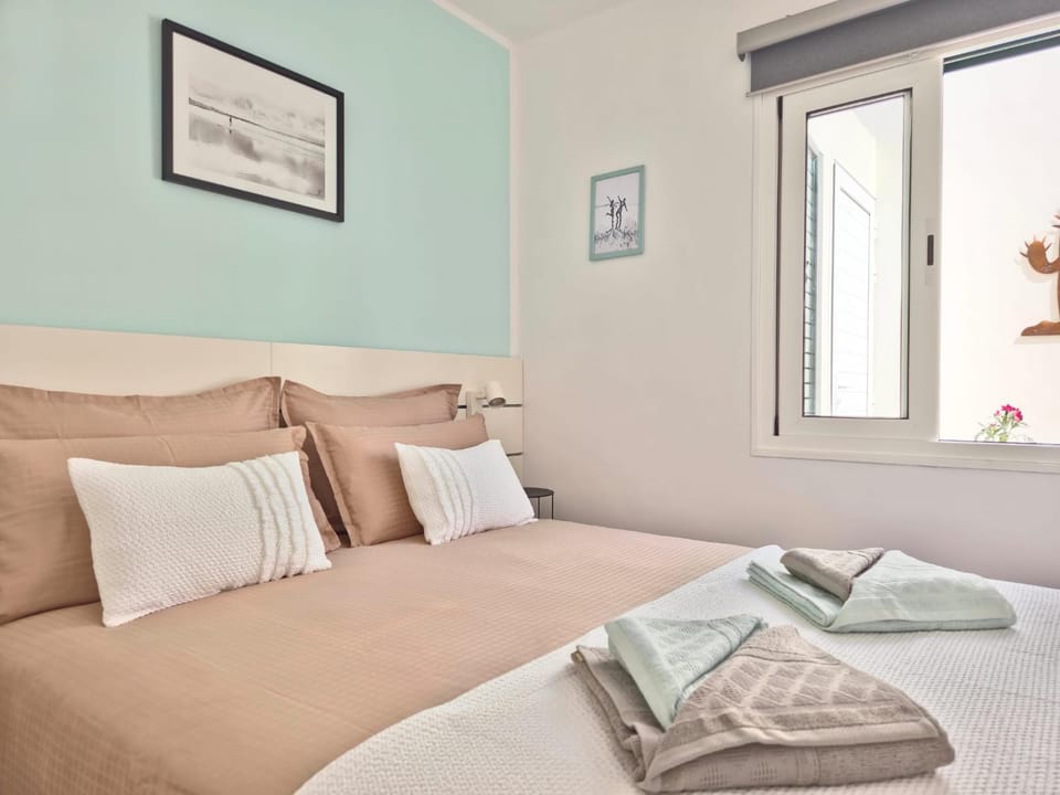 Bed, Bedroom, towels