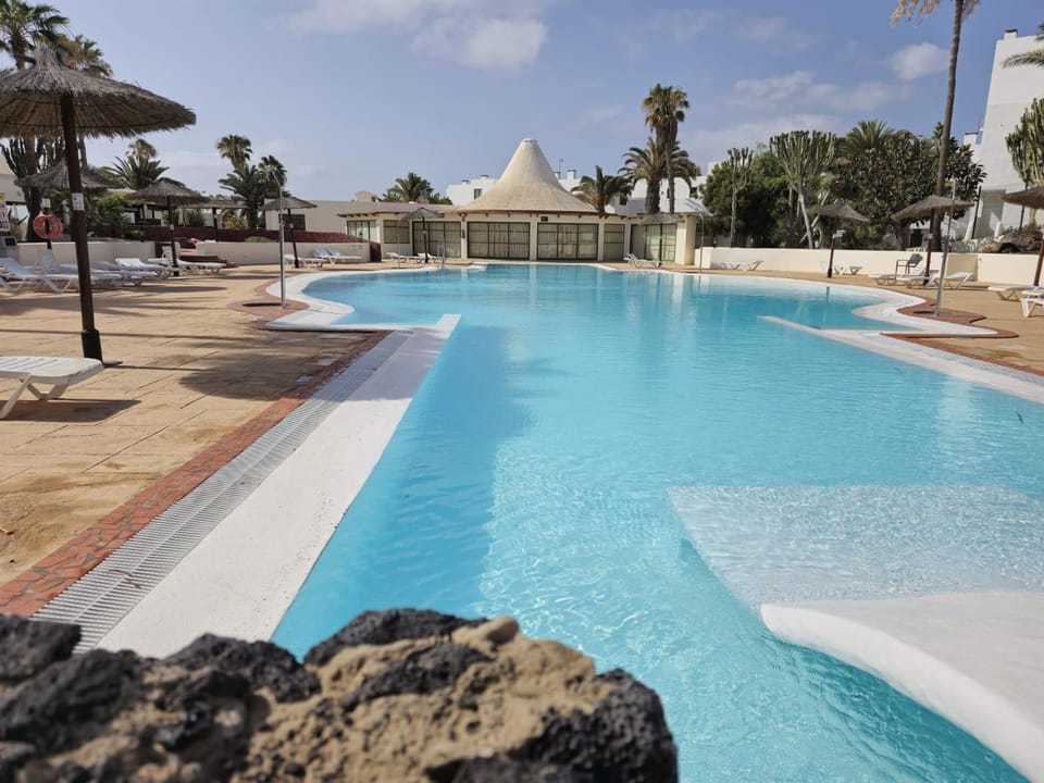 Swimming pool, sunbed