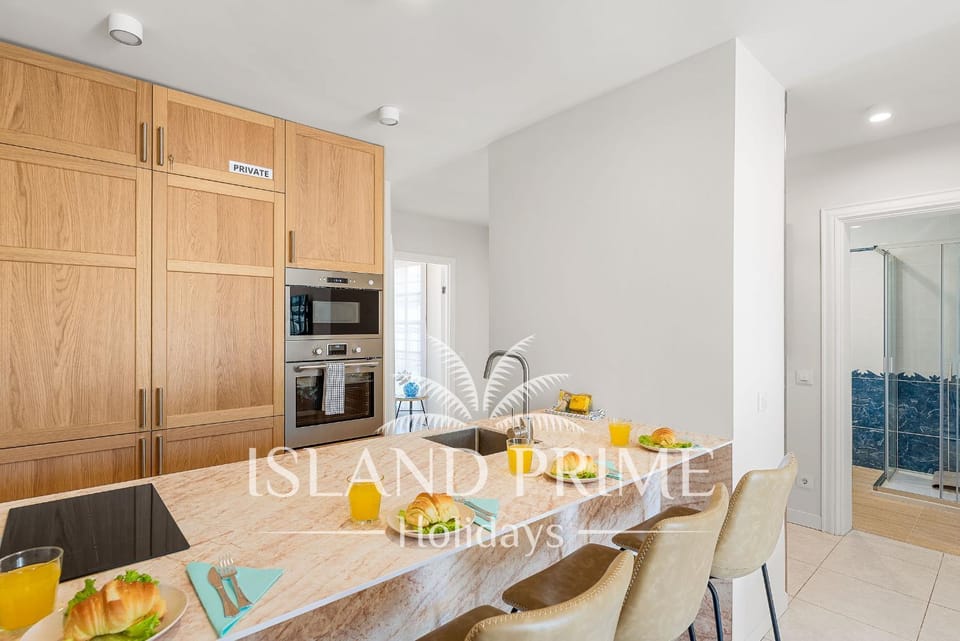 Coffee/tea facilities, Kitchen or kitchenette, Dining area, microwave, oven, stove, toaster