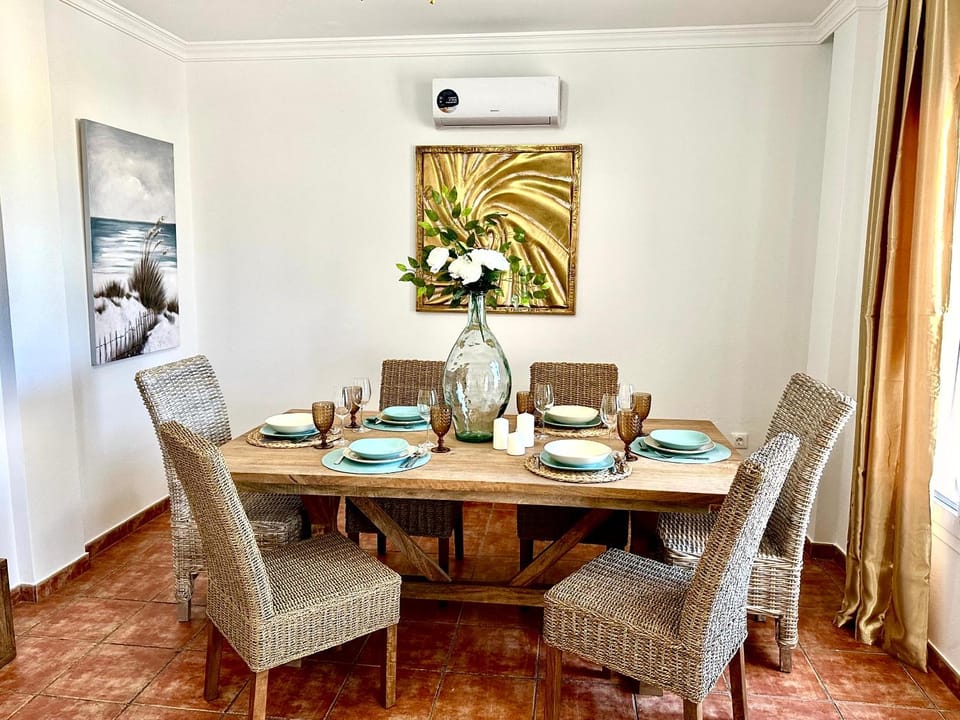 Living room, Seating area, Dining area, internet, air conditioner