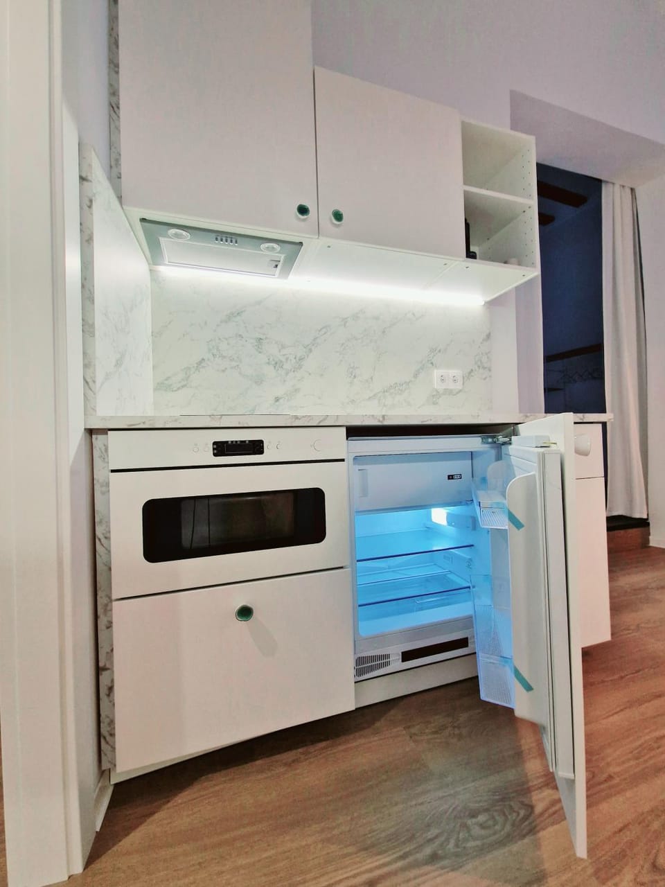 Kitchen or kitchenette, microwave, oven, stove