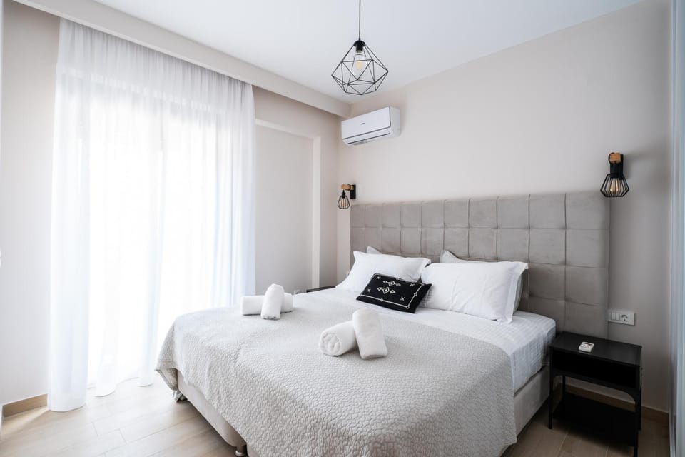 Bed, Bedroom, towels, air conditioner