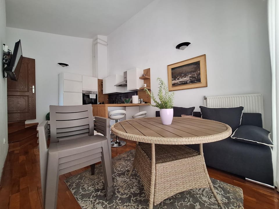 TV and multimedia, Kitchen or kitchenette, Living room, Seating area, Dining area
