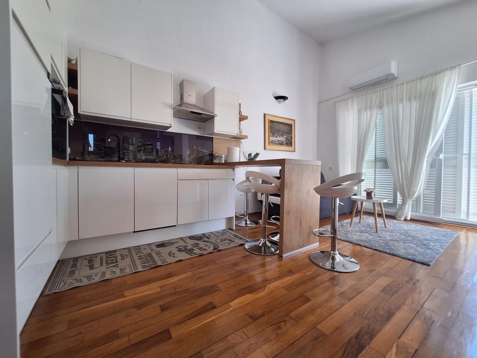 Kitchen or kitchenette, Living room, Seating area, Dining area