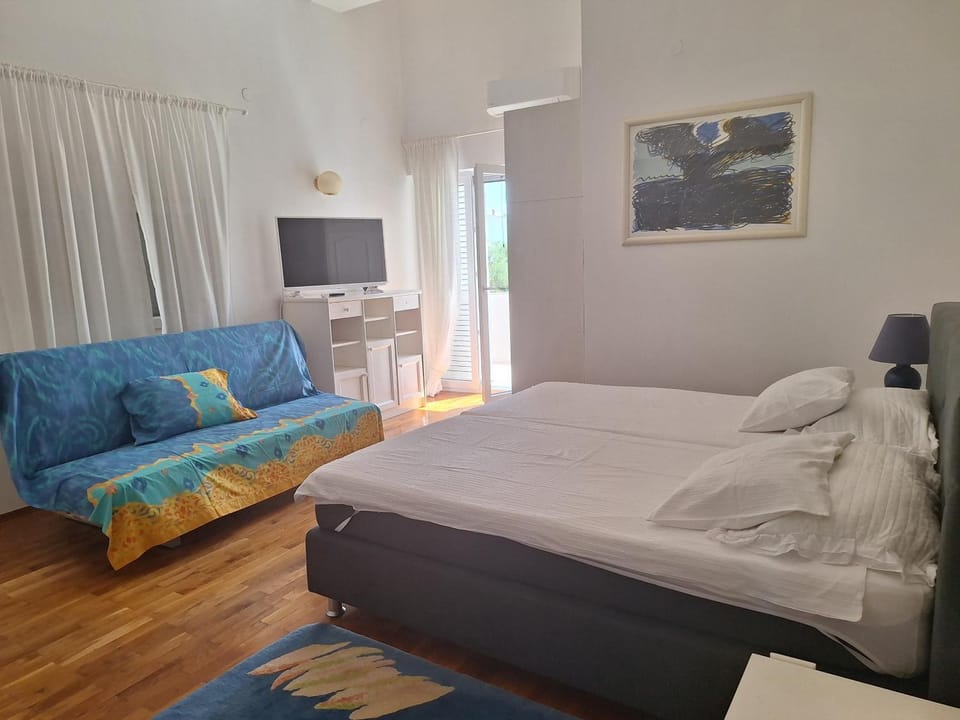 Bed, TV and multimedia, Seating area, Bedroom