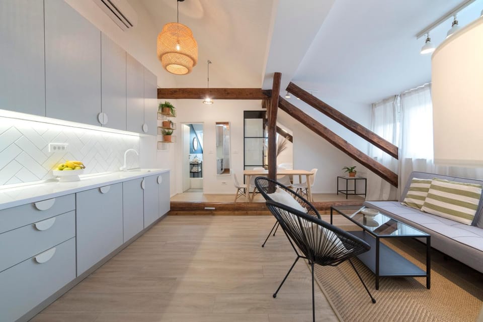 Kitchen or kitchenette, Living room, Seating area, Dining area