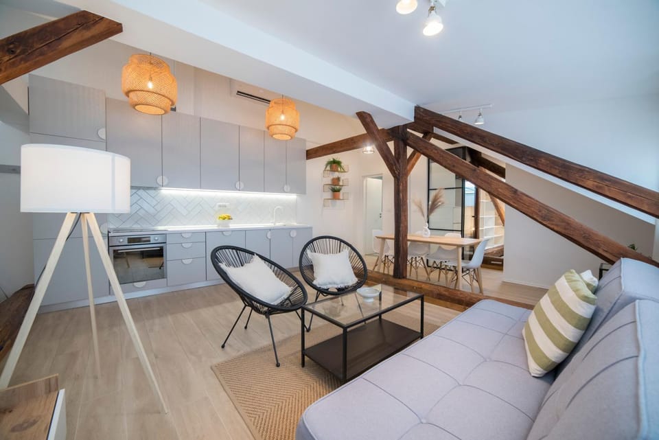 TV and multimedia, Kitchen or kitchenette, Living room, Seating area, Dining area