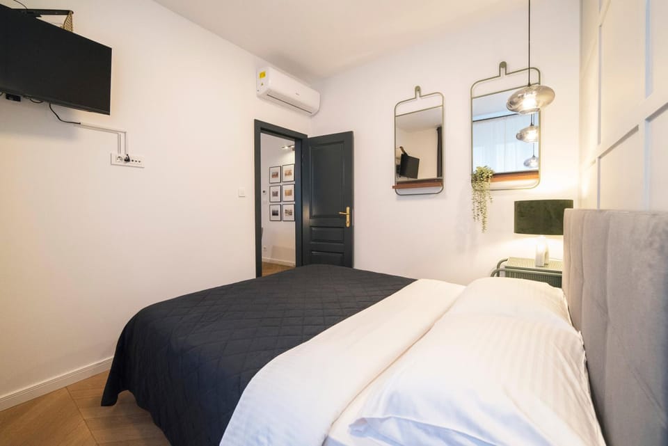 Bed, TV and multimedia, Bedroom, air conditioner
