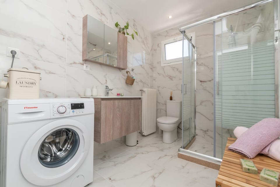 Shower, Toilet, Bathroom, towels, washing machine