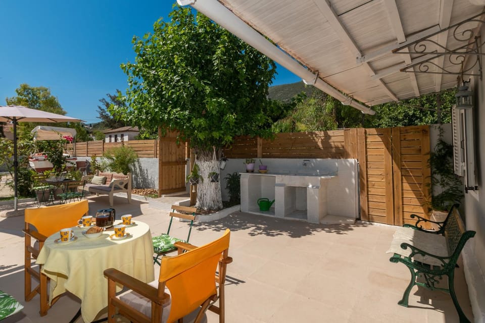 Property building, Patio, Spring, Day, Garden, View (from property/room), Balcony/Terrace, Seating area, Dining area, Garden view