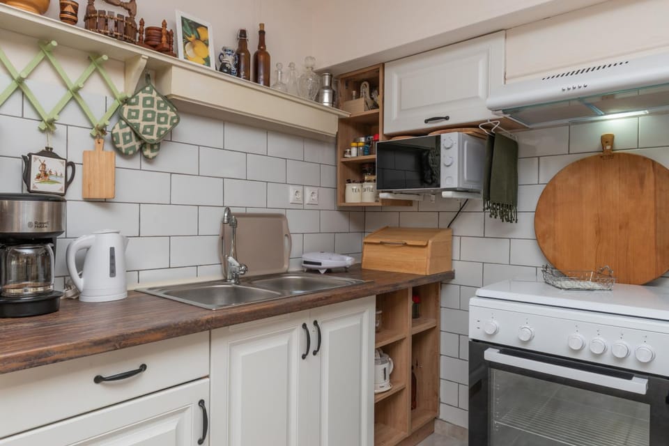 Coffee/tea facilities, Kitchen or kitchenette, oven, stove