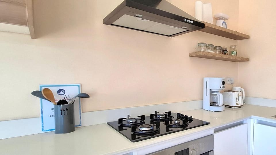 Coffee/tea facilities, Kitchen or kitchenette, stove, toaster