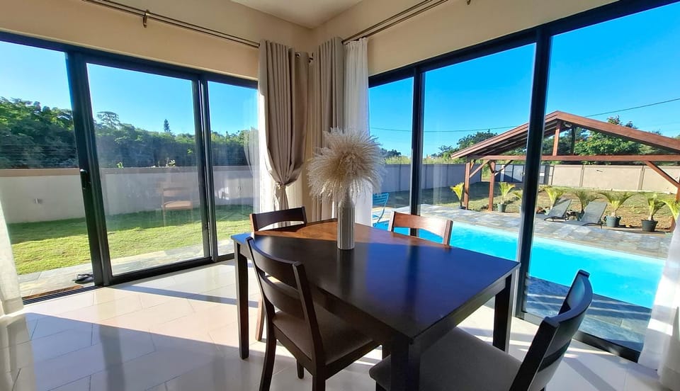 Day, Dining area, Pool view, Swimming pool