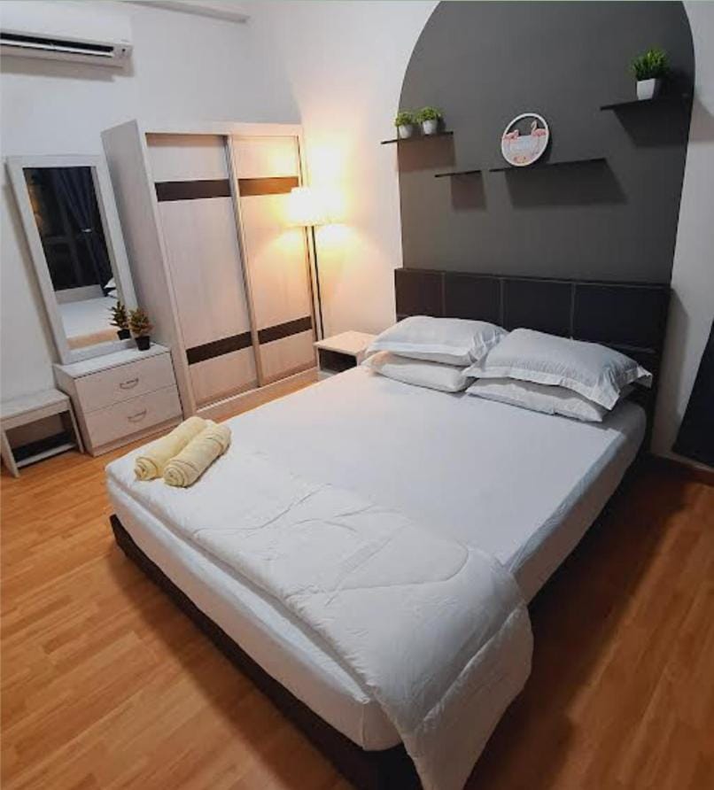 Bed, Photo of the whole room, Bedroom, wardrobe, air conditioner