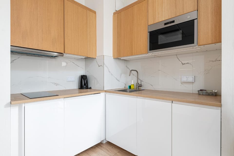 Kitchen or kitchenette, dishwasher, stove