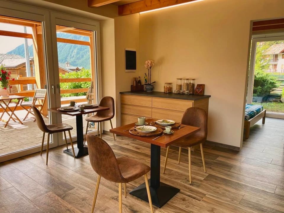 Food and drinks, Dining area, Mountain view, Breakfast