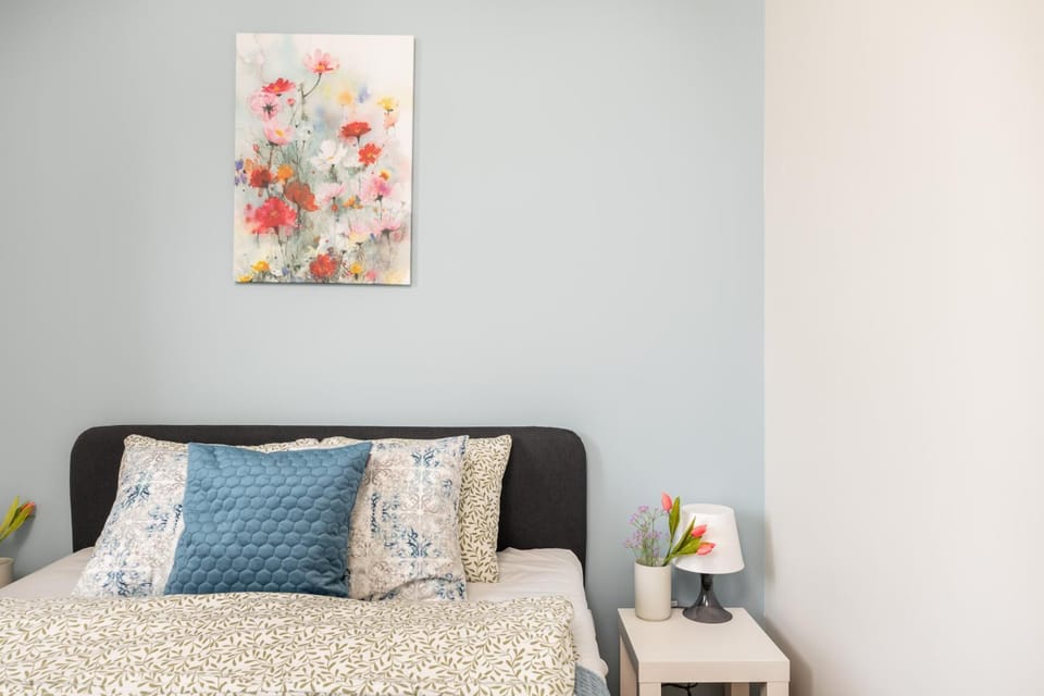 Bed, Seating area, Bedroom
