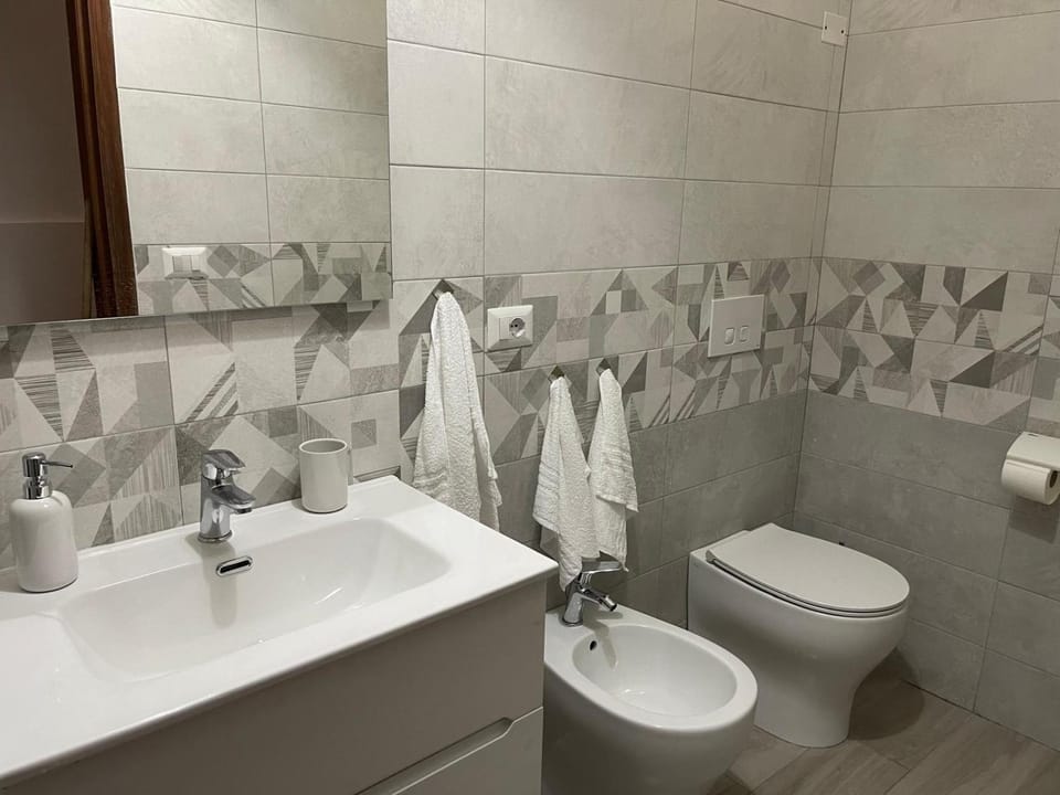 Shower, Toilet, Bathroom, bidet, towels