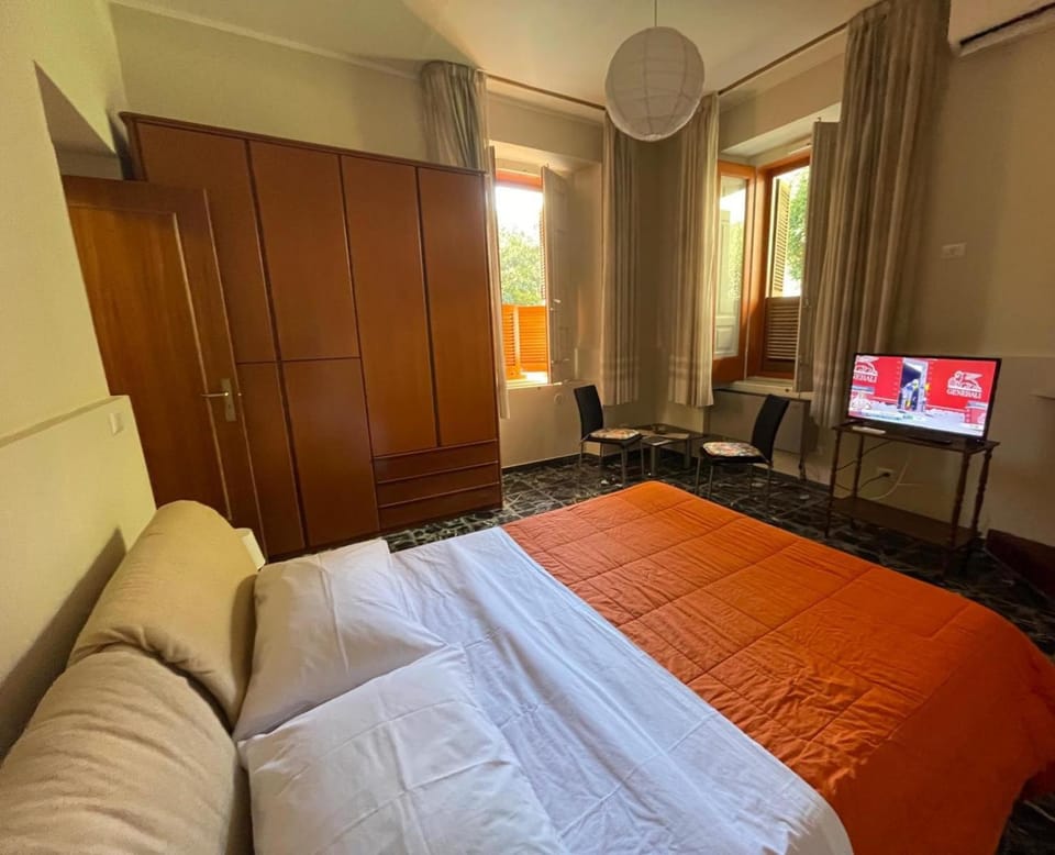 Bed, TV and multimedia, Photo of the whole room, Bedroom, wardrobe