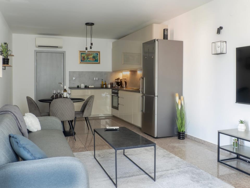 Communal lounge/ TV room, TV and multimedia, Kitchen or kitchenette, Living room, Decorative detail, Seating area, Dining area, Evening entertainment, Food, minibar, oven, stove