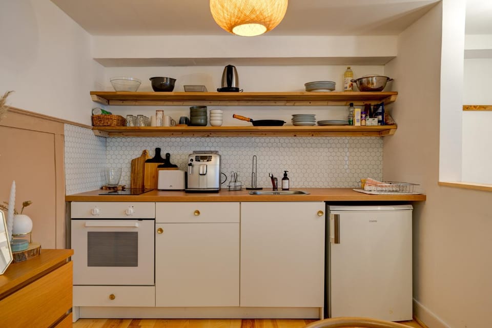Coffee/tea facilities, Kitchen or kitchenette, oven, stove, toaster