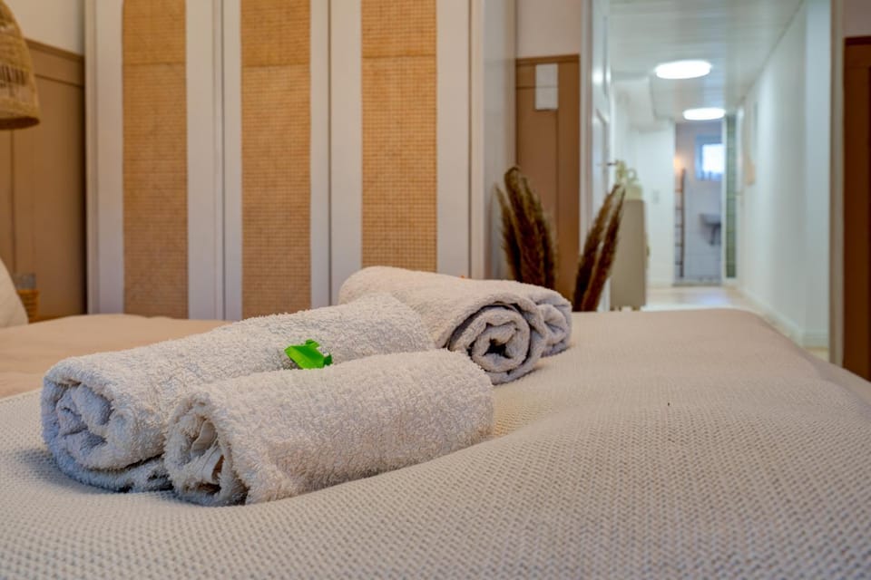 Bed, Bedroom, towels