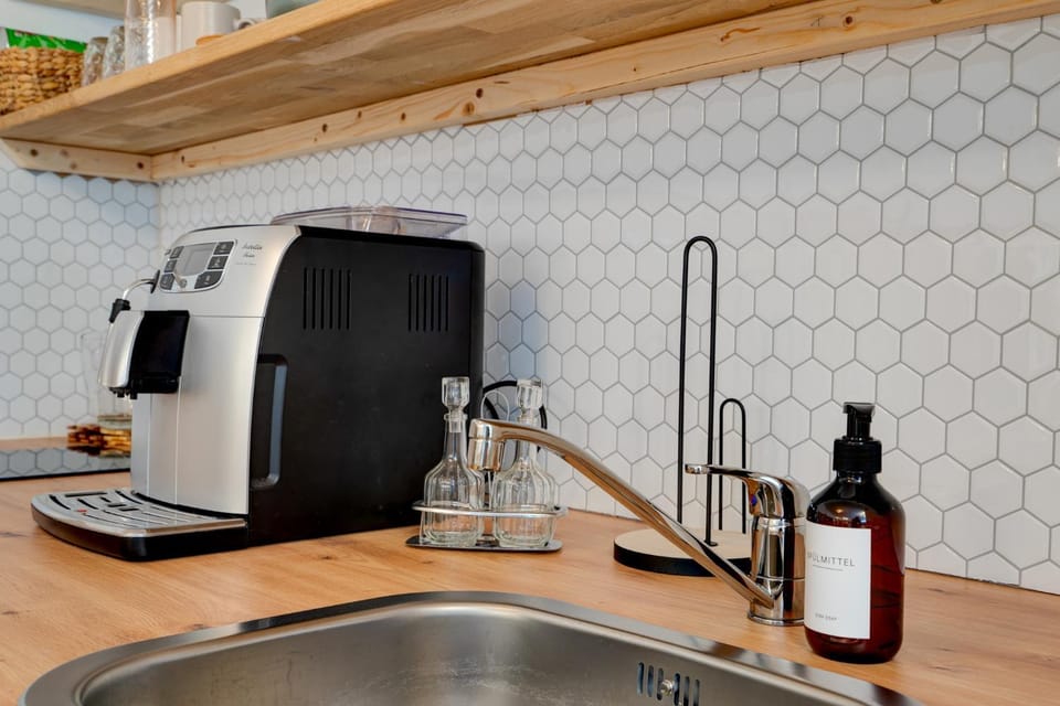 Coffee/tea facilities, Kitchen or kitchenette, stove