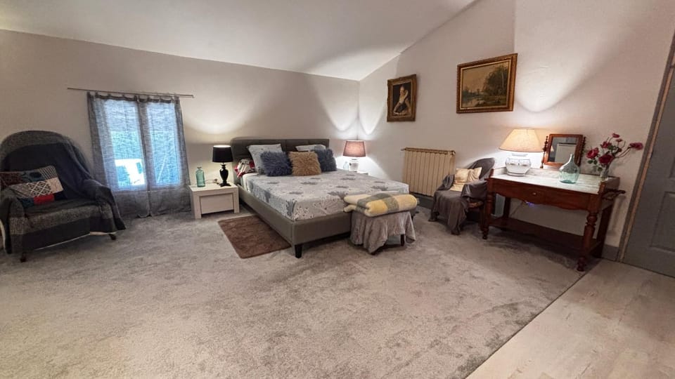 Bed, TV and multimedia, Photo of the whole room, Bedroom
