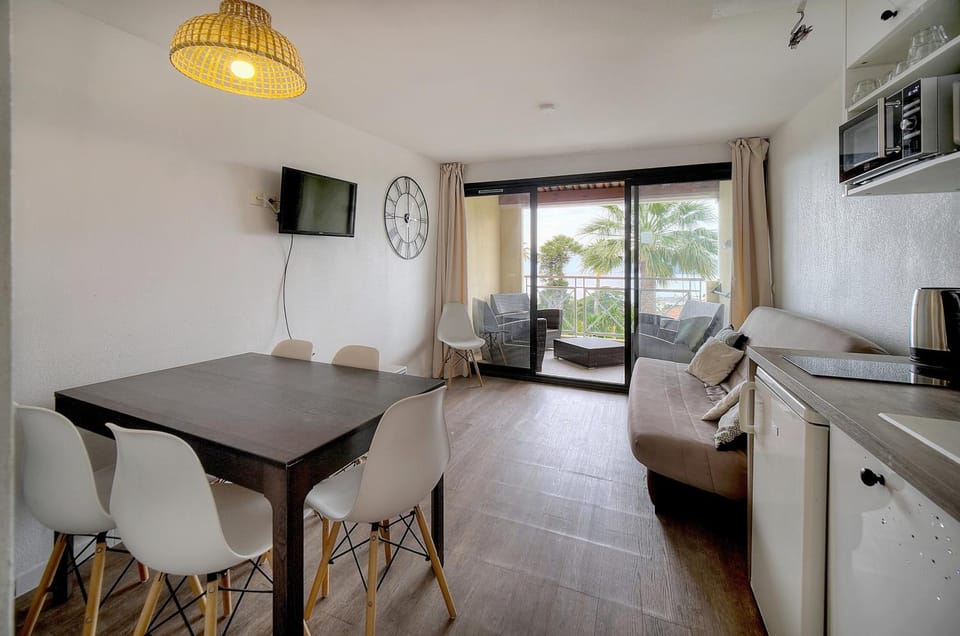 TV and multimedia, Living room, Dining area, stove